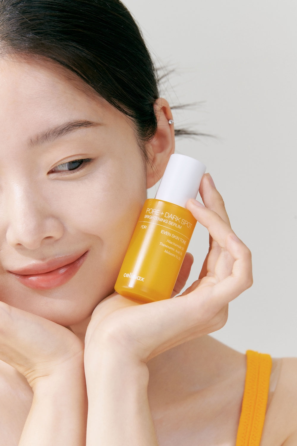 Application du sérum CELIMAX Pore+Dark Spot Brightening