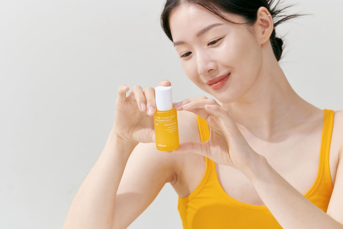 CELIMAX Pore+Dark Spot Brightening Serum tenu en main