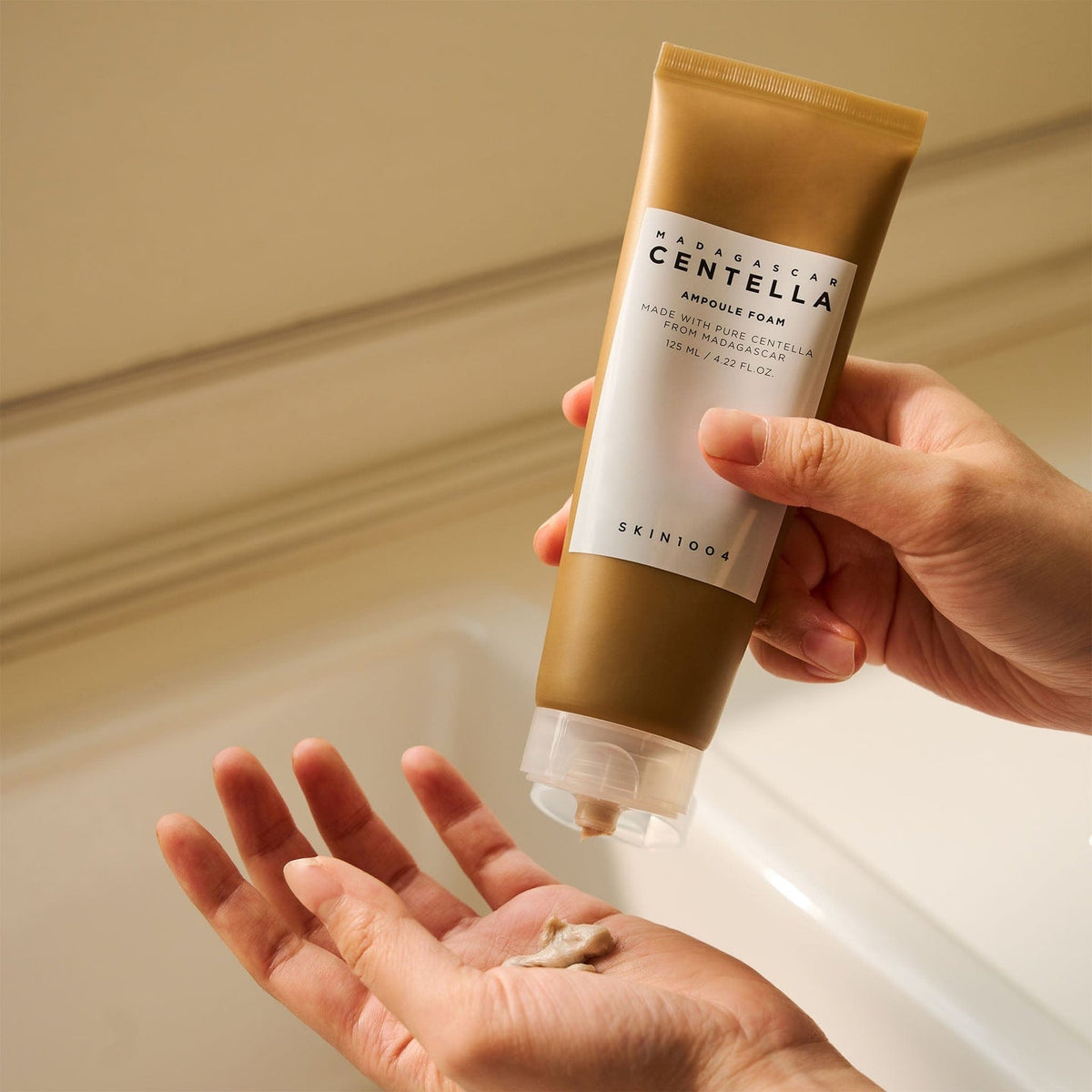Utilisation de la mousse nettoyante SKIN1004 Centella Ampoule Foam