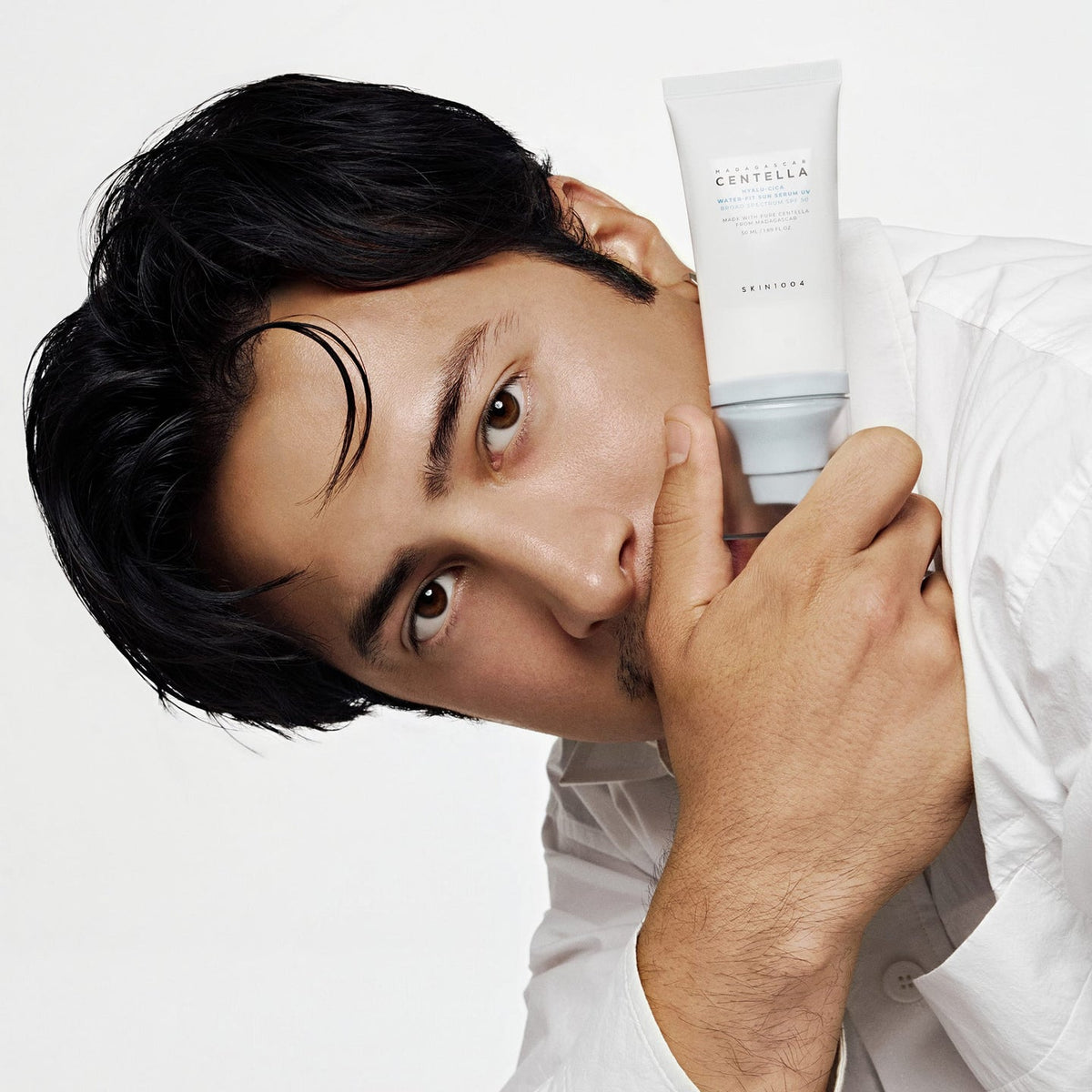 SKIN1004 Hyalu-Cica Water-Fit Sun Serum UV avec modèle